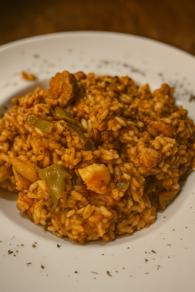 Jambalaya cajún del restaurante Trikki en Madrid, arroz salteado con pollo, langostinos, verduras y especias de Nueva Orleans.